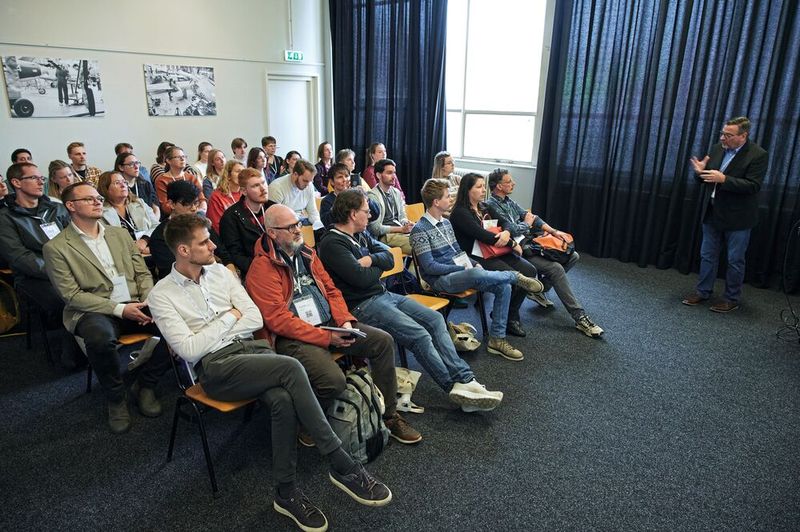 ...specialist presentations. Like the trade fair itself, these are also free of charge. Visitors can obtain a certificate of attendance for their employer.   For more information about upcoming LAB-SUPPLY trade fairs, visit www.lab-supply.info (Bild: Eye Am Chris)