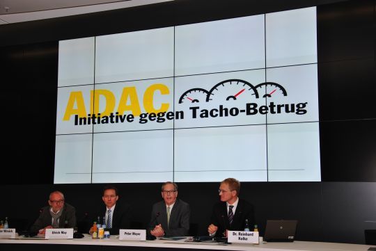 Der Schaden, der jährlich in Deutschland durch Tachobetrug angerichtet wird, hat laut ADAC-Präsident Peter Meyer (2. v. r.) mit ungefähr sechs Milliarden Euro gewaltige Ausmaße angenommen. (Foto: Dominsky)