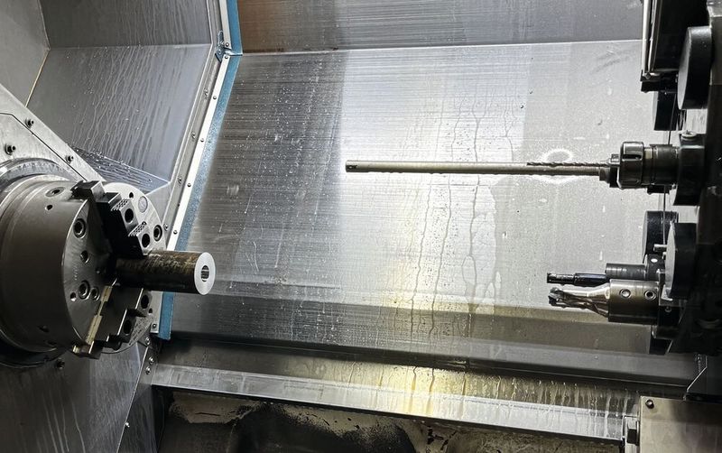 Bei einem neuen Bauteil, einer Zugstange aus Vergütungsstahl, musste Almü eine 375 Millimeter tiefe Bohrung einbringen.(Bild:  Iscar)