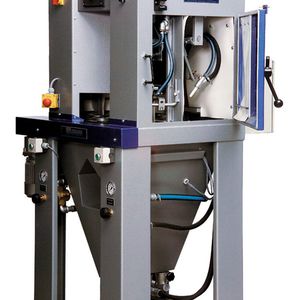 Die Karussell-Strahlanlage KA6-3 bearbeitet Medizinteile aller Art im Automatikbetrieb.