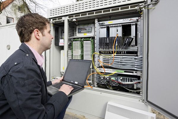 Abbildung 2: Der Netzbetreiber htp kann MileGate aufgrund der kompakten Bauform sehr flexibel in Vermittlungsstellen sowie in Kabelverzweigern einsetzen. (Bild: htp)