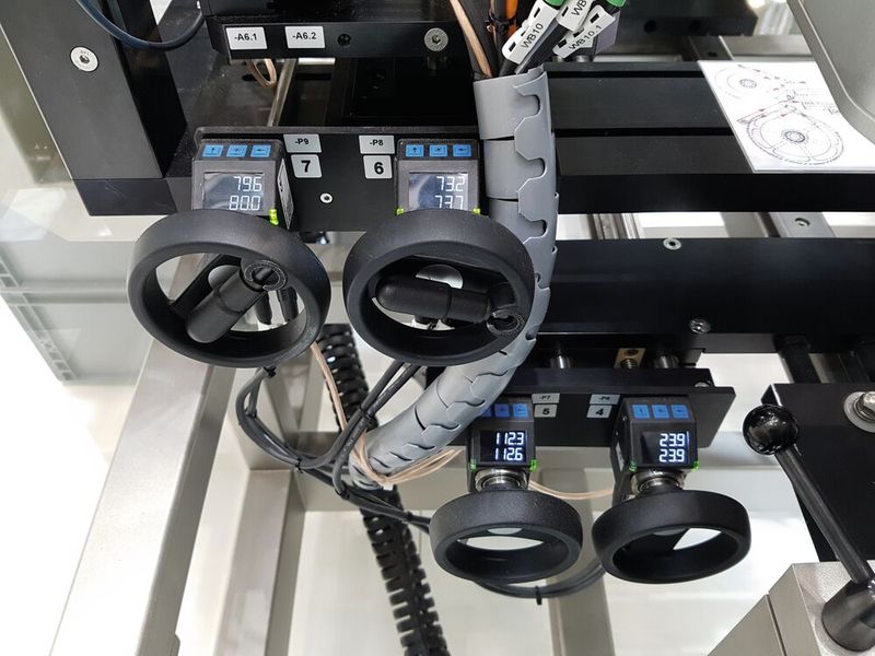 Formatverstellung durch Siko Positionsanzeigen an einer Track & Trace Anlage in der pharmazeutischen Produktion. (Bild: Siko)