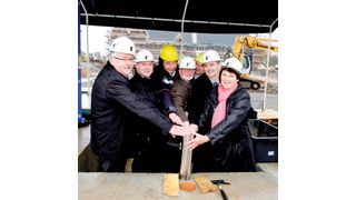 Im Rahmen der Grundsteinlegung für den neuen Hallenkomplex in Riesa versenken (von links) Norbert Keusen (Vorsitzender der Geschäftsführung der V & M Deutschland GmbH), Dr. Thorsten Anke (Leiter des Rohrforschungszentrums), Architekt Gunnar Fischer, Dr. Rolf Kümmerling (Leiter des Rohrforschungszentrums), Roland Ledwa (Geschäftsführer WGR), Frank Gerlach (Geschäftsführer VFUP) und Gerti Töpfer (Oberbürgermeisterin der Stadt Riesa) eine Edelstahlkapsel in den Boden. Bild: VMD/Ralf U. Heinrich (Archiv: Vogel Business Media)