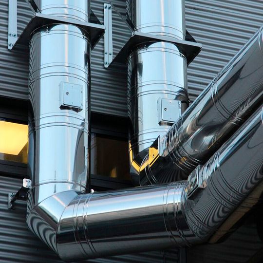 Große Menge industrieller Abwärme bleiben bislang ungenutzt, könnten aber zur Dekarbonisierung beitragen.(Bild:  frei lizenziert /  Pixabay)