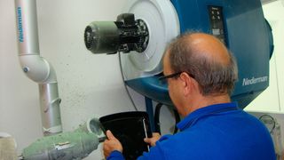 Polieren von Schalen in verschiedenen Grössen und Formen. (Bild: Flexor)