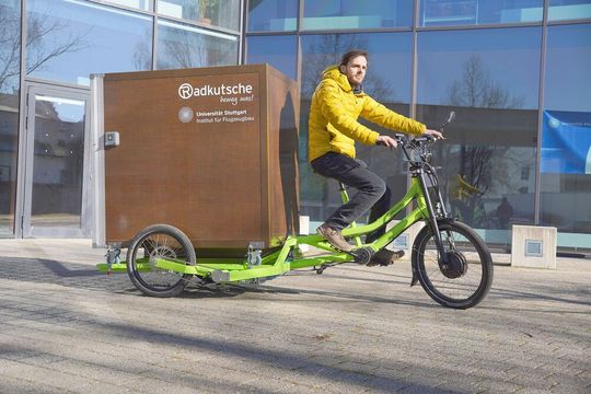 Nachhaltiger Drahtesel! Forscher an der Universität Stuttgart haben mit dem Unternehmen Fahrradkutsche dieses Schwerlast-Fahrrad für den urbanen Lieferverkehr entwickelt. Dessen Leichtbau-Transportbox besteht aus flachsfaserverstärktem, biobasiertem Kunststoff. Nachhaltiger Drahtesel! Forscher an der Universität Stuttgart haben mit dem Unternehmen Fahrradkutsche dieses Schwerlast-Fahrrad für den urbanen Lieferverkehr entwickelt. Dessen Leichtbau-Transportbox besteht aus flachsfaserverstärktem, biobasiertem Kunststoff.