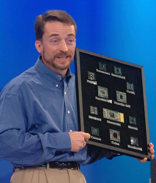 Intels CTO Pat Gelsinger präsentierte auf dem Spring-IDF 2006 eine ganze Reihe seinerzeit aktueller und neuer Prozessoren. Zu ihnen zählte auch Conroe, der erste Core-2-Prozessor. (Intel)