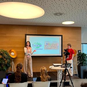Die verschiedenen iGEM-Teams treffen sich regelmäßig, um ihre Projekte vorzustellen und zu diskutieren. Hier präsentieren Nina Wewers und Ole Nielsen das HHU-Projekt Cozyme beim „European Meet Up“ in Hamburg.(Bild:  Aniela Jakimowicz / HHU)