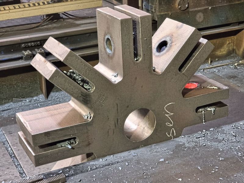 Zum Bennen der komplexen Geometrie des Bauteils musste das Material mehrfach gedreht und vorgebohrt werden. (Bild: Jebens GmbH)