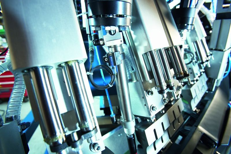 Je nach Teil, das es zu Schweißen gilt, kann eine Ultraschall-Schweißanlage über bis zu 80 Sonotroden verfügen. (Bild: Sick)
