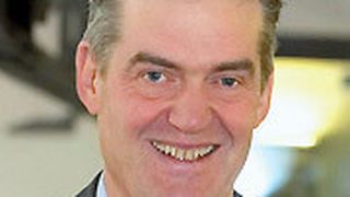 Geschäftsführer Dierk Harneid berichtet auf den Autovertriebstagen, wie sich sein Berliner Autohauses Riller & Schnauck gegen Niederlassungen der Hersteller behauptet. (Foto: Riller & Schnauck)