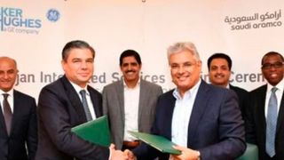 President and CEO of BHGE, Lorenzo Simonelli (Left) with Saudi Aramco Senior Vice President of Upstream, Mohammed Qahtani at the signing ceremony. (Saudi Arabian Oil Co)