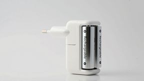 Der Gesundheitszustand einer Lithium-Ionen-Batterie verändert sich mit zunehmender Alterung. KI-Modelle können charakteristische Veränderungen in den Lade- und Spannungskurven nutzen, um den State of Health abzuschätzen. (Bild: frei lizenziert)