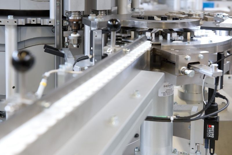 Mit einem Simatic-Industrie-PC wurde bei Aptar Pharma der Durchsatz in der Qualitätskontrolle von Sprühflaschen von 120 auf 550 Einheiten pro Minute gesteigert. (Bild: Siemens)