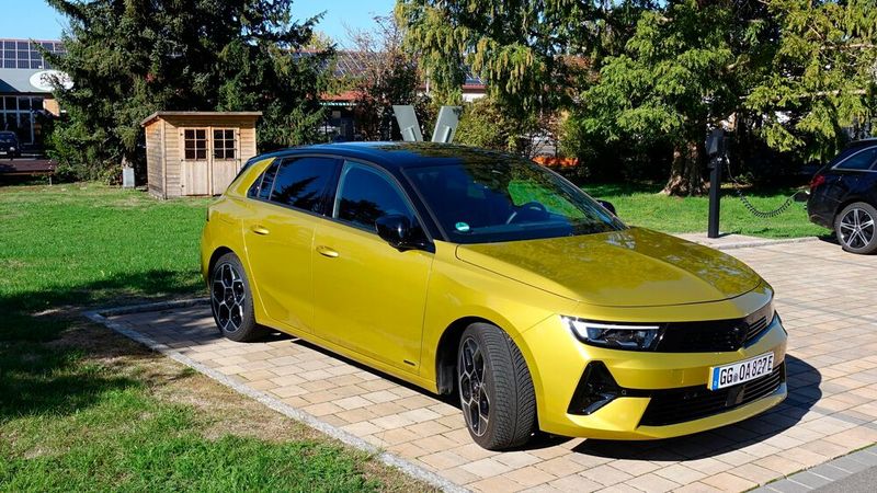 Schick: Zweifarblackierung mit schwarz abgesetztem Dach. (Bild: Rosenow – »kfz-betrieb«)