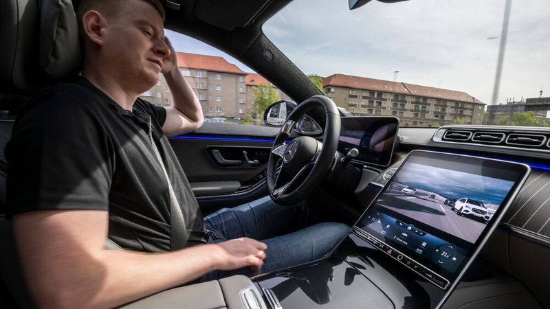 Entspannungsschläfchen auf der Autobahn sind noch nicht möglich. (Bild: Mercedes-Benz AG)