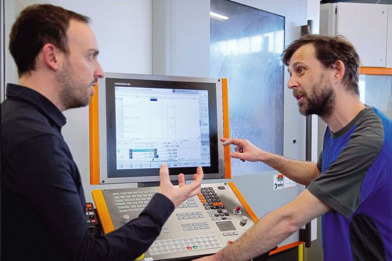 Tobias Bachmann (li.) und Prisco Schönbächler haben im Rahmen der CAM-Programmierung sehr eng kooperiert, wobei der operative Anteil bei Vischer & Bolli respektive T. Bachmann lag. Prisco Schönbächler nahm Optimierungen vor, teilweise im CAM oder direkt an der CNC-Steuerung. (Bild: Matthias Böhm)