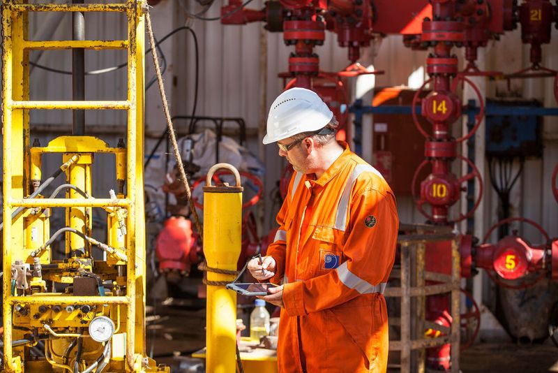 Der Techniker bekommt auf seinem Smartphone oder Tablet den Auftrag angezeigt und kann direkt erfassen, welche Aufgaben er erledigt hat, wie viel Zeit er benötigte und welche Materialien verbraucht wurden. (Ecom)