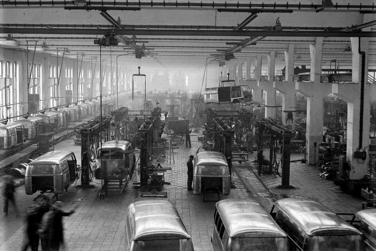1950 beginnt der Bau des „Typ 2“ parallel zum Käfer in Wolfsburg – hier der Transporter- Rohbau. (Foto: VWN)
