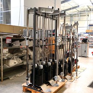 Die Reha-Trainingsgeräte (hier die Baugruppenmontage) müssen höchsten Anforderungen genügen, von der ISO-13485-Zertifizierung bis zur Rückverfolgbarkeit der Produktion.(Bild:  Andrea Jäger)