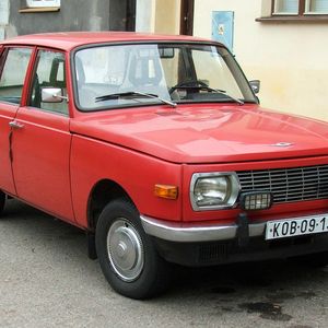 ...als auch für das in Eisenach beheimatete Fabrikat Wartburg vorbei. Beide sind heute nur noch als Oldtimer auf den Straßen zu sehen.(Bild:  Wartburg Kolin 4716 /Krokodyl / CC BY 3.0)