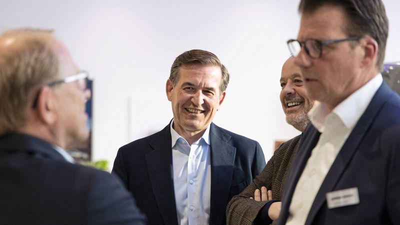 Im Gespräch: (v.l.) Seat-Regionalleiter Jochen Ebel, Jan Laubrunn, Cupra-Markenverantwortlicher der Gottfried-Schultz-Gruppe, Bernhard Bauer und Centerleiter Rolf Hesemann. (Bild: Seat Deutschland)
