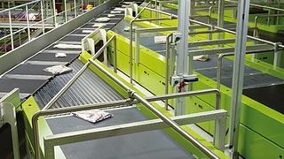 Die Belt Tray Sorter am Pariser Flughafen Charles de Gaulle bestehen aus einer Reihe fahrender Fördergurte, die im 90°-Winkel zur Laufrichtung des Sorters angebracht sind. Bild: Beumer (Archiv: Vogel Business Media)