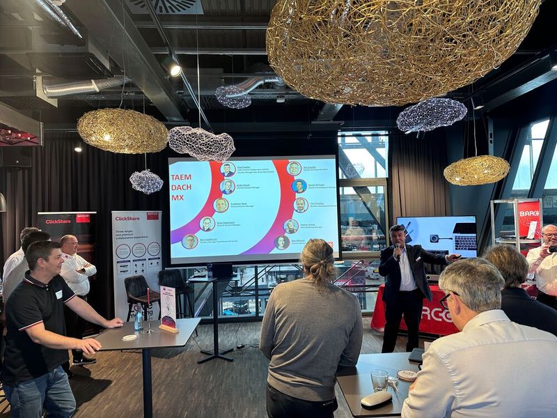 Sales Director & Country Manager Raed Kaplan (Barco) begrüßt die Teilnehmer in der Motorworld München und stellt sein Team vor. (Bild: Vogel IT-Medien GmbH)