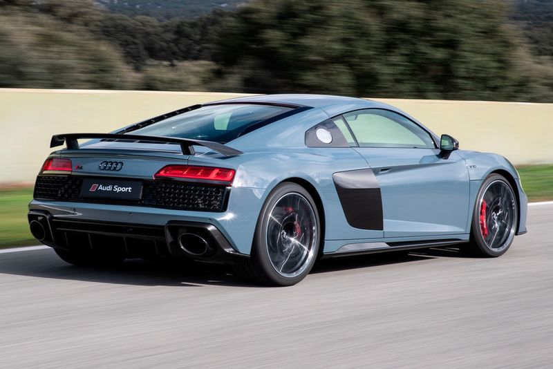 Auch das Fahrwerk wurde modifiziert: Der Vorderwagen ist über eine Querstrebe versteift, die Stabilitätskontrolle und die Lenkung wurden neu abgestimmt. (Audi)