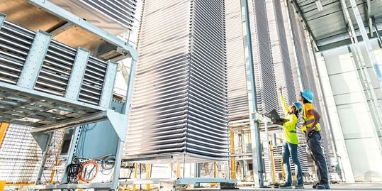 Eine kommerzielle Anlage von Heirloom Carbon Technologies. In sogenannten Luftkontaktoren wird CO₂ aus der Atmosphäre abgeschieden. (Bild:  Heirloom Carbon Technologies)