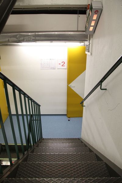 Ein Blick in das vordere Treppenhaus; anders als in den meisten Gebäuden führt hier der Fluchtweg nach oben, nicht nach unten.  (Bild: Comback)
