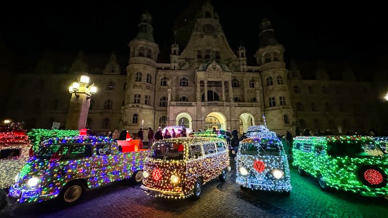 Das Unternehmen hatte acht Fahrzeuge mit LED-Schmuck überzogen, darunter sieben T1- und T2-Modelle. (Bild: Henning Scheffen Photography)