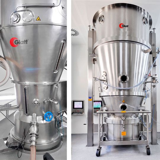 Links: Wirbelschichtgranulator mit kontinuierlichem Produktaustrag. Rechts: Batch-Wirbelschicht-Granulator und -Coater. Beide Anlagen im Glatt Technologiezentrum in Weimar verarbeiten lösemittelbasierte Produkte. Links: Wirbelschichtgranulator mit kontinuierlichem Produktaustrag. Rechts: Batch-Wirbelschicht-Granulator und -Coater. Beide Anlagen im Glatt Technologiezentrum in Weimar verarbeiten lösemittelbasierte Produkte.