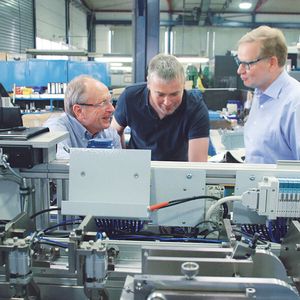Schnelles und einfaches Einrichten des Linearmontagesystems mit der Weiss Application Software (WAS). Geschäftsführer Dr. Bert Bosserhoff (r.) und Technischer Leiter Dieter Bartke (l.) diskutieren die Vorteile der WAS mit dem WEISS-Servicetechniker.