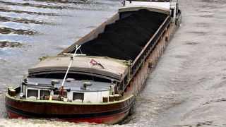 Dieser Anblick wird nach Analysen des Statistischen Bundesamtes immer seltener. Denn die Tansportmenge per Binnenschiff auf deutschen Wasserstraßen verringert sich von Jahr zu Jahr. Jetzt ist ein Tiefstand erreicht, meldet die dpa. (Bild: Besolix)