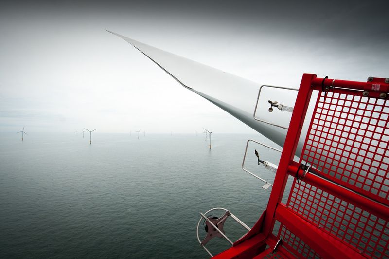 Offshore-Windenergieanlagen sind unbemannte Einheiten zur Stromerzeugung, die häufig in abgelegenen Regionen errichtet werden. Daher sind hier ausgeklügelte Fernüberwachungsverfahren sehr wichtig. Mit seinem Monitoring System kann Siemens Windturbinen beobachten und kleinere Fehler auch aus der Ferne beheben, ohne dass ein Service-Techniker selbst die Anlage inspizieren muss. Außerdem können die Diagnose-Experten mit Hilfe des Condition Monitoring Systems beispielsweise Schwingungsmuster auslesen und bewerten. Ziel ist es, Fehler möglichst frühzeitig aufzuspüren noch bevor größere Schäden entstehen können. Damit lässt sich proaktiv ein effizienter Reparatur- und Wartungszeitplan aufstellen.Das Windmessgerät im Bild (Anemometer) sammelt Daten für die Steuerung und Fernüberwachung der Anlage. (Siemens)