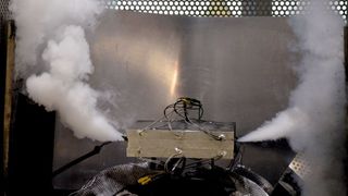 Das schlimmste Ergebnis bei Testszenarien: das Ausgasen (Venting) einer LiB-Pouchzelle während eines thermischen Abusetests. (Bild: Fraunhofer ICT)