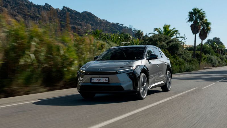 Toyota hat den bZ4X umfasst überarbeitet. Optisch fallen der neue Stoßfänger und die lackierten Radläufe auf.(Bild:  Toyota)