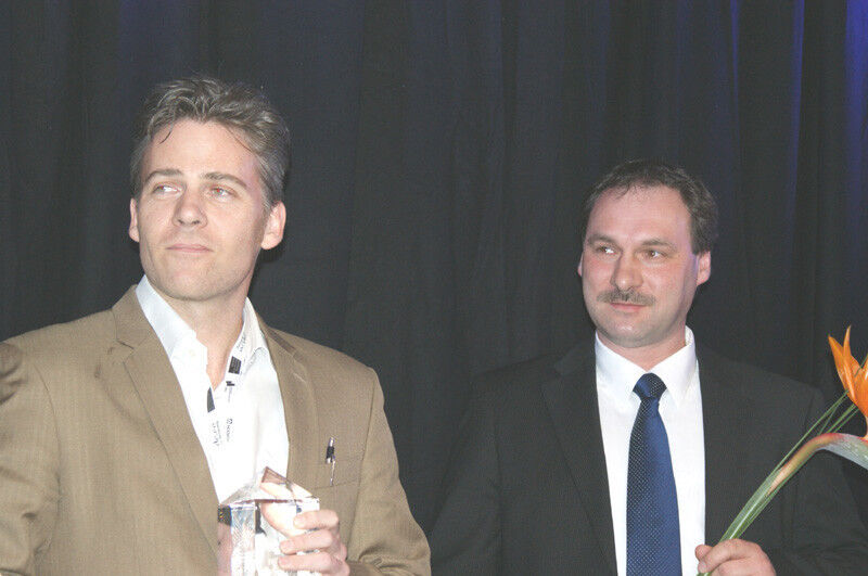 Chad McCarthy, Director of Engineering (links) nimmt den Preis der Kategorie 4 
