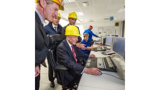 Dr. Hermann Onko Aeikens, Minister für Landwirtschaft und Umwelt des Landes Sachsen-Anhalt (sitzend), nimmt  mit einem Mausklick einen neuen Thermokompressor zur Steigerung der Energieeffizienz am Chemiestandort Leuna offiziell in Betrieb. (Bild: Egbert Schmidt)