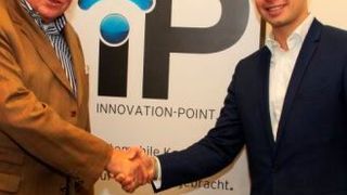 IP-Beiratssprecher Knut Schüttemeyer (links) begrüßt den Frankfurter Kfz-Unternehmer Mark Karpinski bei dem Netzwerktreffen in Köln. (IP)