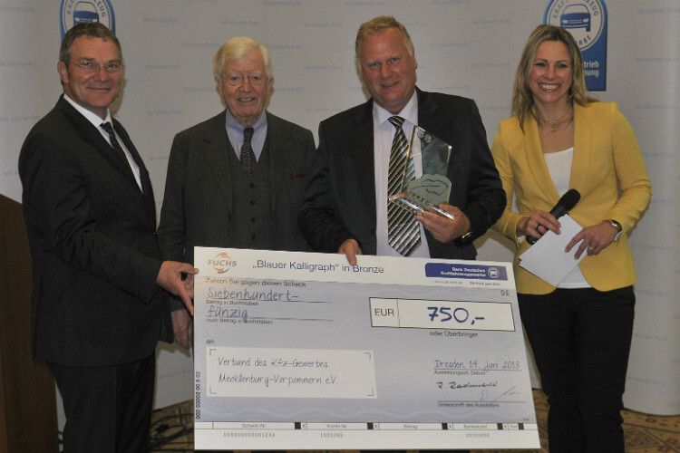 Die Aktion „Mecklenburg-Vorpommern fährt erstklassig“ fuhr den Blauen Kalligraph Bronze ein (v.li.): Dietmar Neubauer, Verkaufsleister Fuchs Europe Schmierstoffe, ZDK-Präsident Robert Rademacher, Preisträger Rainer Schlorf und TV-Moderatorin Andrea Grießmann. (Foto: Zietz)