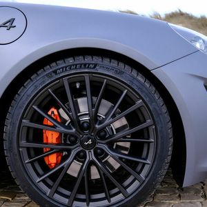 Für heutige Sportwagen typisch ist der farbig durchscheinende Bremssattel ein typisches Accessoire.(Bild:  Ampnet/Renault)
