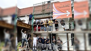 Fertig am 22. Tag: Viele Hände haben daran mitgewirkt, dass das fast 100 Jahre alte Haus in so kurzer Zeit saniert wurde. Die Idee dazu hatte der Leipziger Bauingenieur Ronald Meyer (oben, 4. v.r.) (Bild: Renaldo)