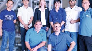 Sandra Lutzenberger, Projektmanagerin bei der Teamtechnik Automation mit Kollegen und zukünftigen Anlagenbedienern von Bosch Thailand, die an der neuen Anlage geschult werden. (Teamtechnik)