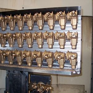 Bild 2: Dieser Werkstückspeicher ermöglicht die automatische Bestückung einer CNC-Werkzeugmaschine. Im Vergleich zu Roboterlösungen hat dies erhebliche Vorteile.