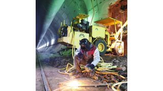 Je nachdem wie oft die Funken beim Schweißen fliegen, muss die Schutzkleidung angepasst werden. (Bild: Mewa)