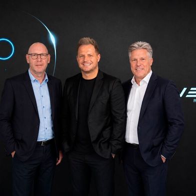 Neura übernimmt Adlatus Robotics: (vlnr) Stefan Erhardt von Adlatus Robotics, David Reger, CEO von Neura Robotics und Andreas Lindemann von Neura Mobile Robotics. (Bild: Neura)