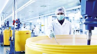 Ein Mitarbeiter setzt in der Produktion von Diasys eine Reagenz an. (Diasys Diagnostic Systems)