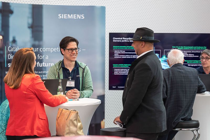Gute Stimmung am Siemens-Stand (Bild: Bausewein / PROCESS)